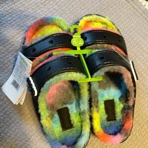 NWT CROCS CLASSIC COZZZY SPRAY DYE SANDAL SZ - M5/W7